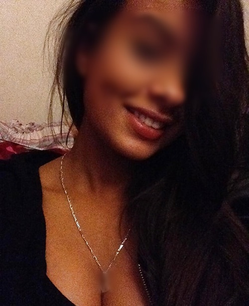 Profil Lons-le-Saunier : Mimi est une femme de 25 ans en quête de planq