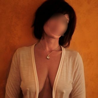 Plan mature Saint-Julien-les-Villas : Femme distinguée cherche un monsieur
